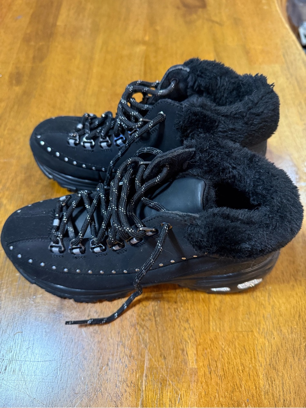 Skechers D’Lites Gleeful Black Faux Fur Lined Women's Ankle Boots - size 6